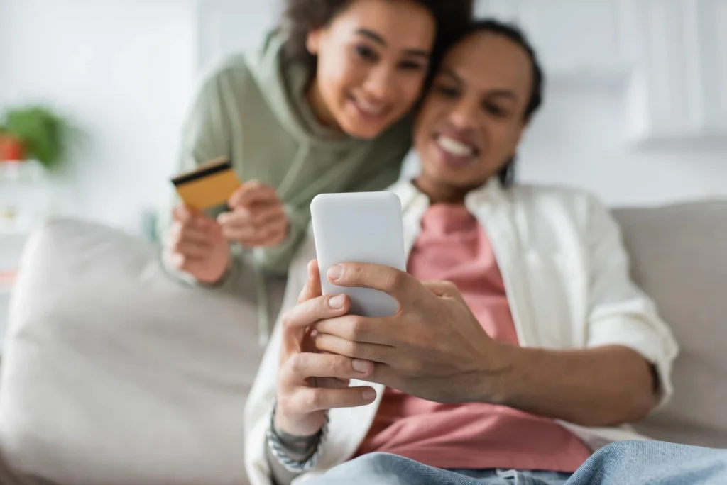 Pareja enviando dinero desde Los Ángeles a Guatemala por app de remesas segura
